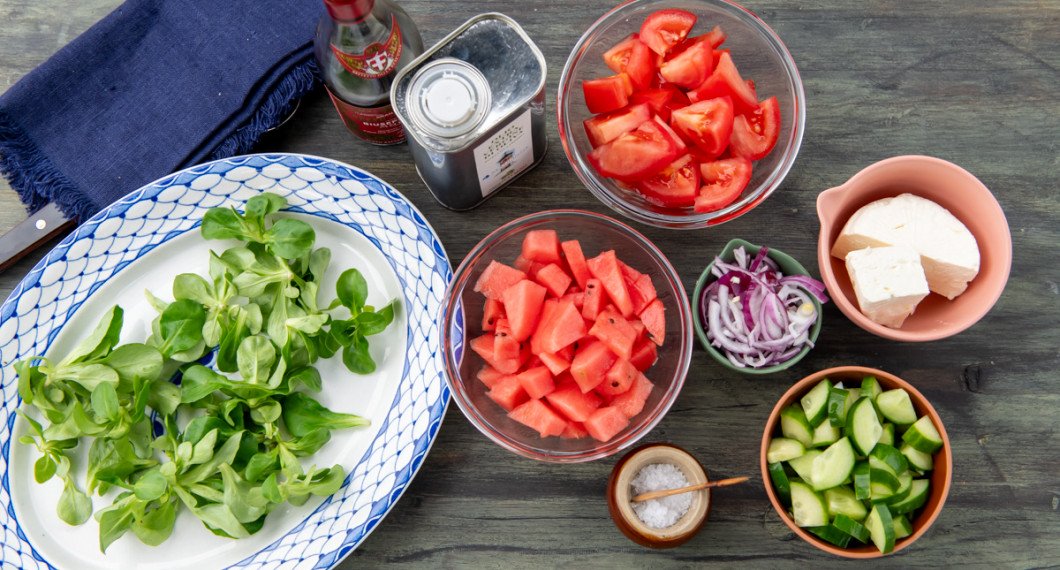 Ingredienser till salladen: machesallad, lagrad balsamvinäger, fin olivolja, vattenmelon, tomater, rödlök, flingsalt, fetaost eller salladsost samt gurka. 