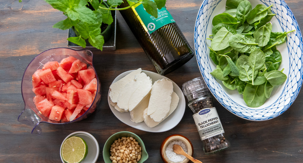 Till salladen behöver du vattenmelon, mynta, lime, halloumi, pinjenötter, olivolja, salt, svartpeppar samt babyspenat. 