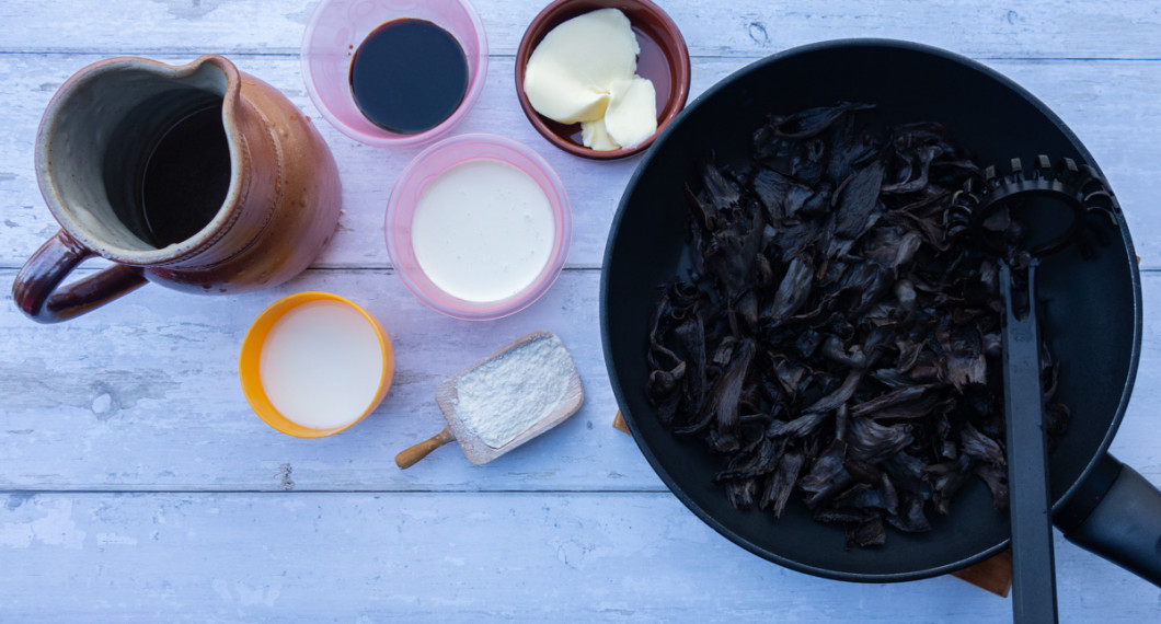 Ingredienser till såsen: svart trumpetsvamp, smör, grönsaksbuljong, grädde, vetemjöl, grädde, mjölk och ljus soja.