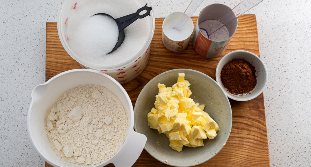 Till schackrutorna behöver du vetemjöl, socker, smör, salt, vaniljsocker och kakao.  