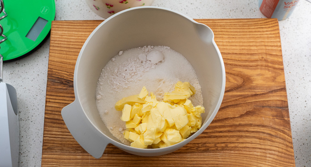 Mät upp mjukt smör, vetemjöl, socker, salt och vaniljsocker i en bunke. 