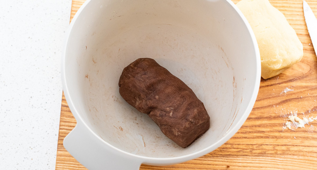 Arbeta hastigt in kakao. Knåda så lite som möjligt. 