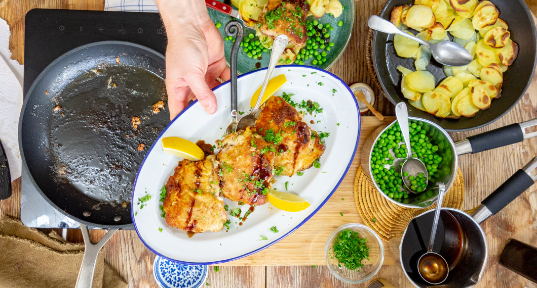 Cordon bleu på fat garnerade med persilja och balsamvininägersås. 