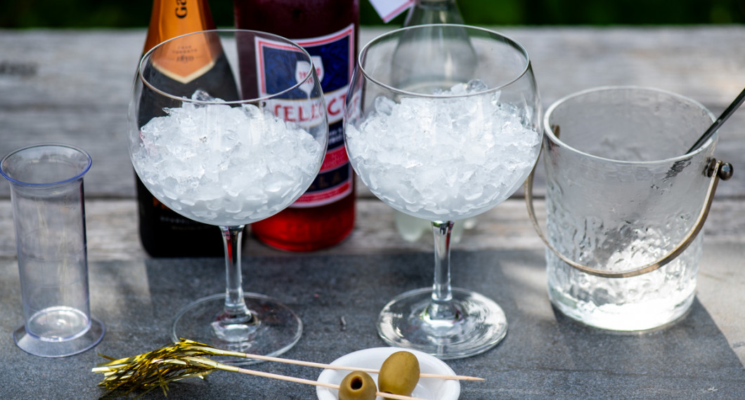 Lägg krossad is i stora eller mindre glas som Gin&Tonic kupor, vinglas eller liknande. 