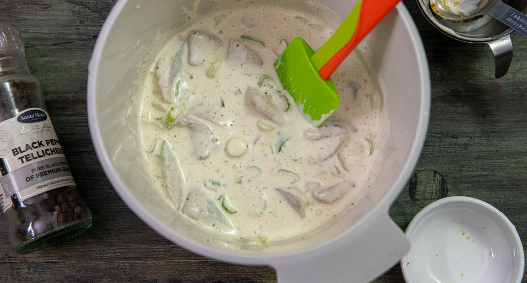 Låt sillen stå några timmar eller något dygn i kylen att få smak. 