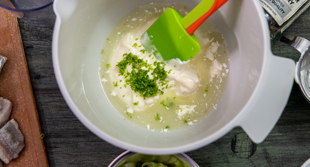 Lägg majonnäs, crème fraiche, pressad lime och rivet limeskal i en bunke. 