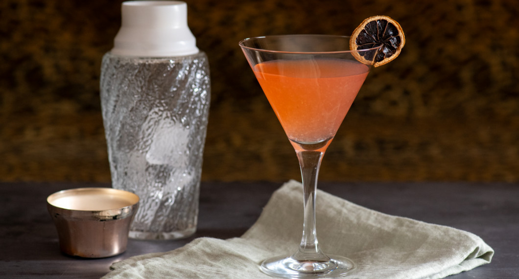 Sila upp drinken i ett martiniglas eller coupeglas samt garnera med ex. torkad citrus, grapefruktskal eller skiva lime. 