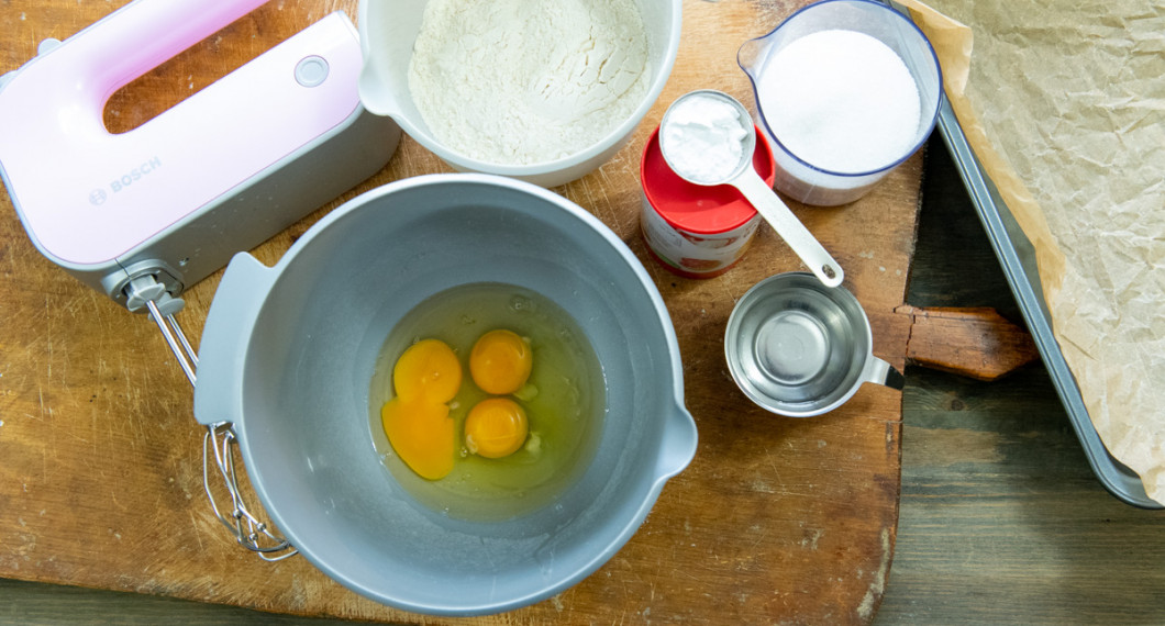 Först vispas ägg, socker och vaniljsocker pösigt någon minut. Sedan vispas vatten i. 