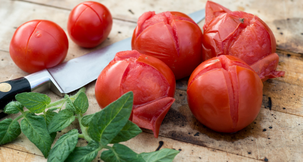 Skållade, skalade samt tärnade tomater kallas tomatconcasse