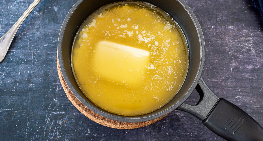 Smält smöret på medelvärme i en kastrull. 