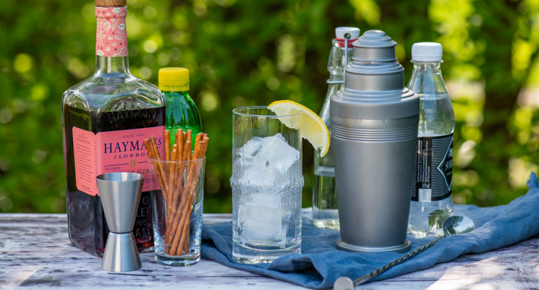 Till drinken behöver du Sloe gin - slånbärsgin, pressad citron, isbitar, sockerlag och sodavatten samt en shaker och ett högt glas eller liknande. 