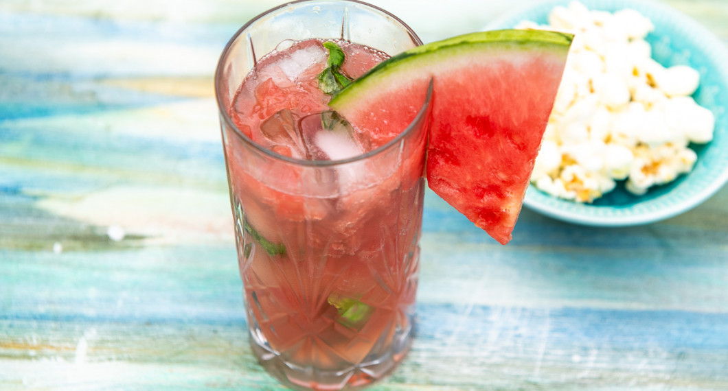 Vattenmelonbitar och basilika smashas - mortlas - sönder i shakern och skakas med citronlikör, tequila samt is. Sila i glaset och fyll på med Ginger ale samt garnera med en bit vattenmelon. 