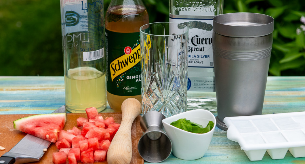 Till drinken behöver du vattenmelon, citronlikör, Ginger ale, tequila silver, mortel, färsk basilika, highball glas, mätglas, shaker samt is 