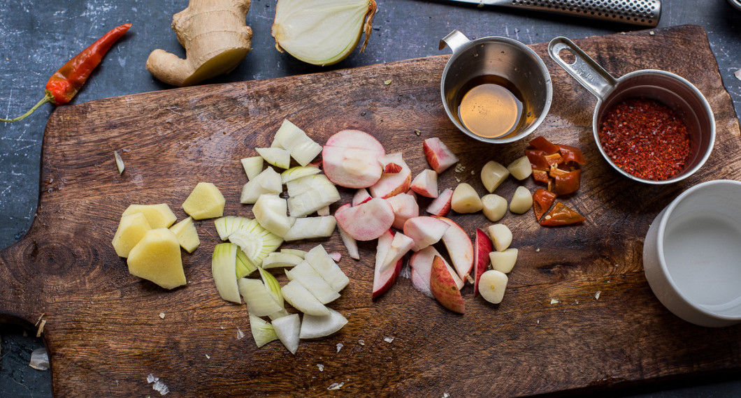 Förbered kryddblandningen: skala och strimla ingefära, hacka lök, skär äpple i tärningar, vitlök och chili i bitar. 