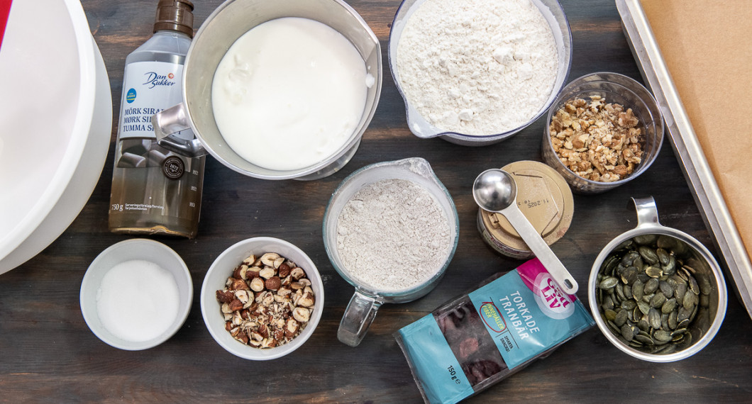 Till brödet behöver du salt, mörk sirap, hasselnötter, filmjölk, finmalet rågmjöl, vetemjöl, tranbär, bikarbonat, hasselnötter och pumpafrön. 