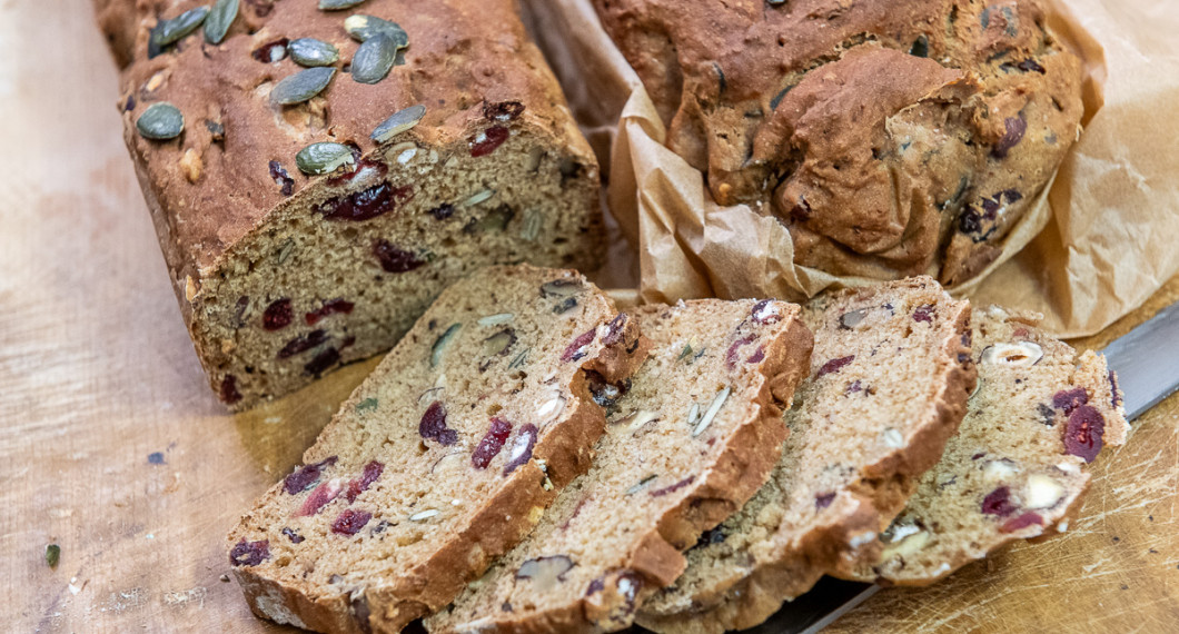 Brödet får en god sötma av tranbären samt knaprigt tuggmotstånd av nötter och frön.