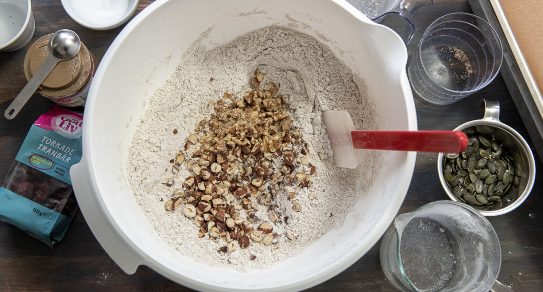 Tillsätt hackade hasselnötter och valnötter. 