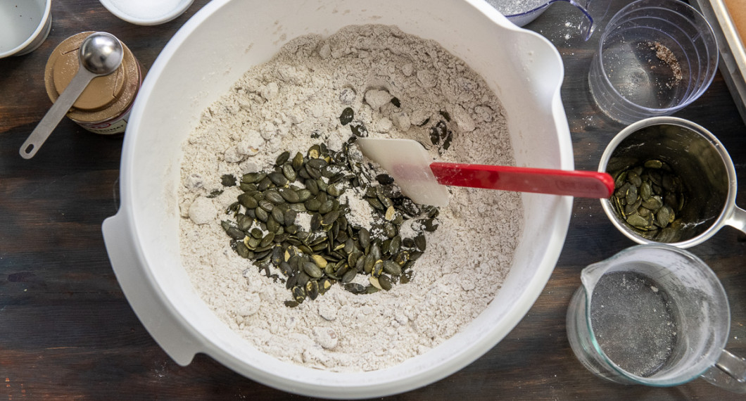 Tillsätt pumpafrön - spara 0,5 dl till garnering. 