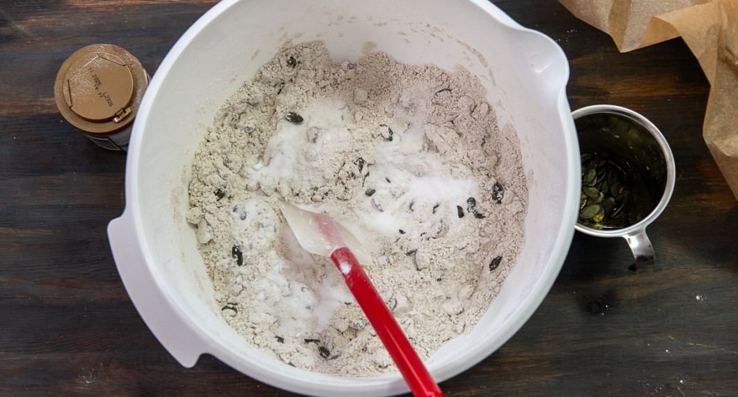 Tillsätt bikarbonat och salt. 