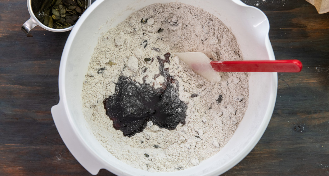 Tillsätt mörk sirap. 