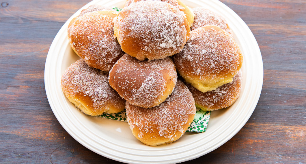 Sockerbullar med vaniljfyllning på fat