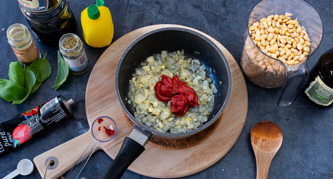 Stek lök och vitlök mjuka i olivolja samt tillsätt tomatpuré. 