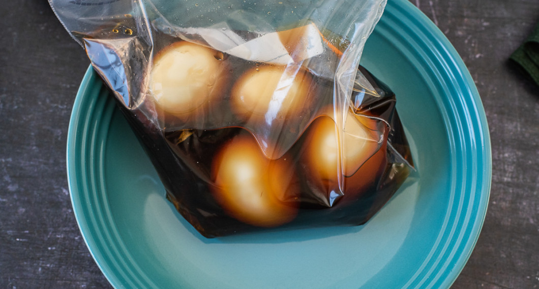 Sojamarinerade ägg är gott till. Lägg i marinad minst 4 timmar innan servering - gärna dagen innan. 