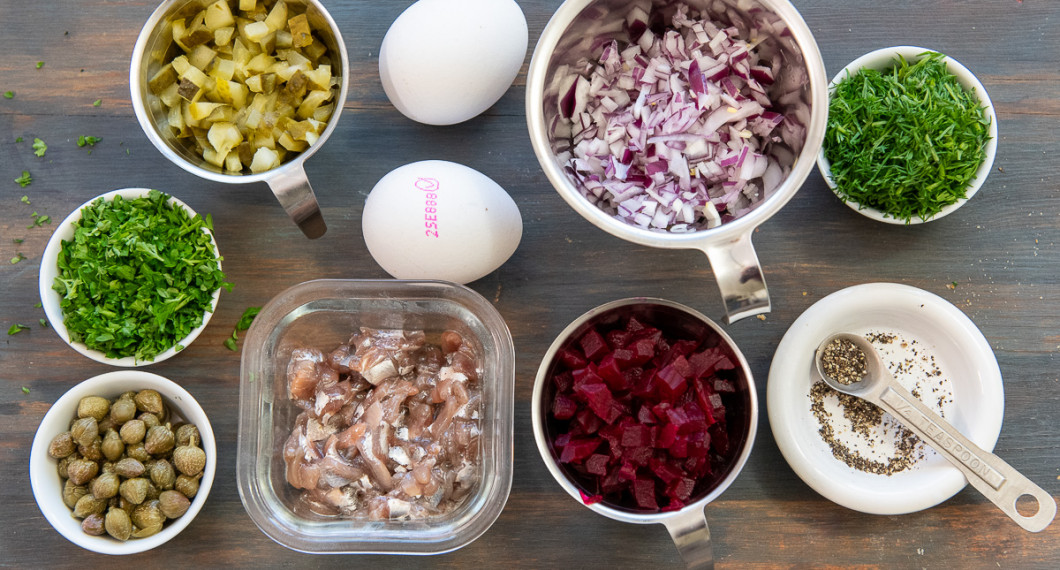 Till Solöga behöver du kapris, hackad persilja, ättiksgurka, ansjovis, inlagd rödbeta, rödlök samt dill. Vidare ägg.  