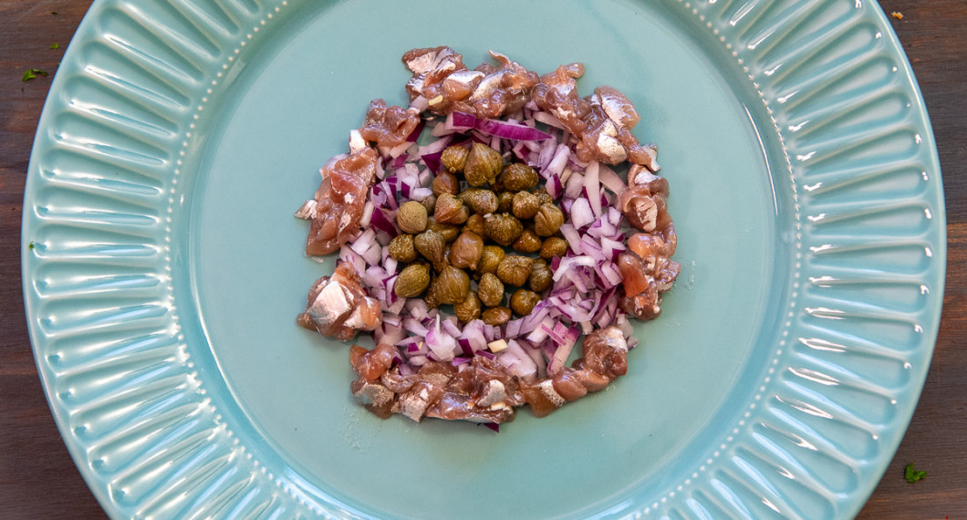 Lägg en ring ansjovis. 