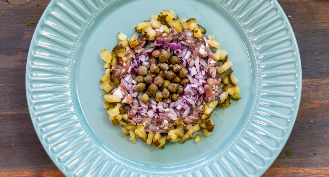 Lägg en ring ättiksgurka. 