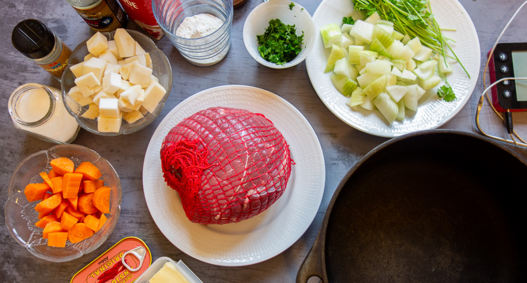 Ingredienser till söndagssteken: 1 bit stek som fransyska, smör, ansjovis, morot, salt, rotselleri, vitpeppar, kinesisk soja, grädde, vetemjöl, kruspersilja samt gul lök. 