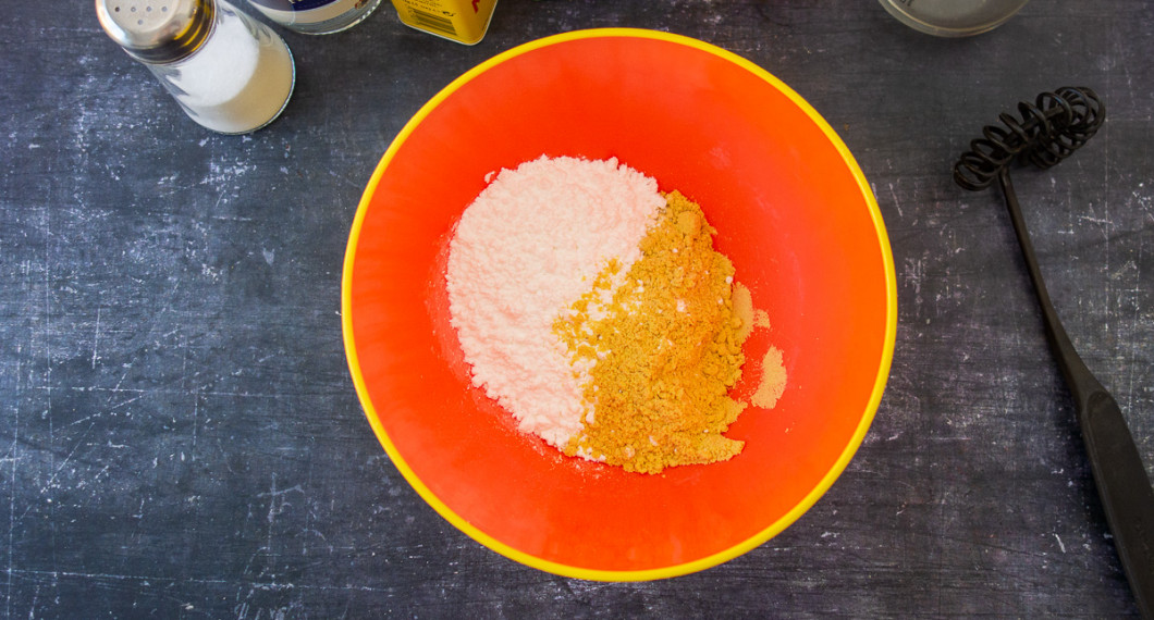Senapspulver, florsocker och salt mäts upp i en skål. 