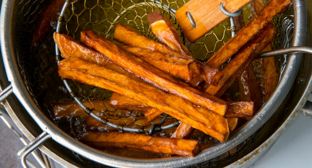 Fritera lite av sötpotatisen i taget några minuter tills de har fin färg. 