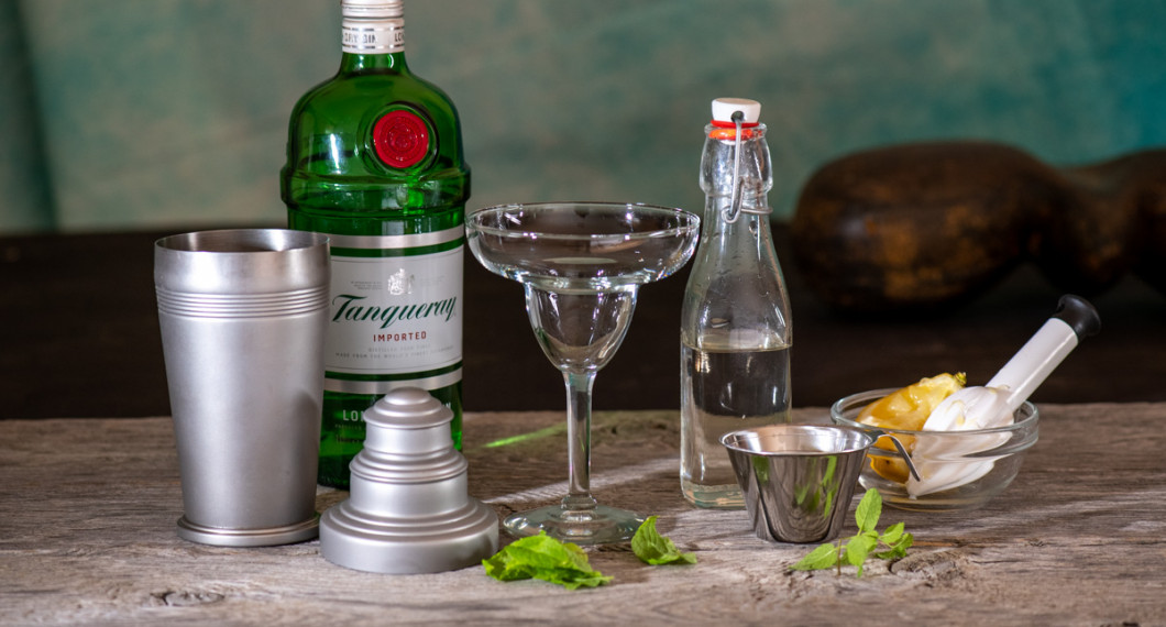 Till en South Side behöver du gin som ex. Tanqueray eller London Dry; sockerlag, pressad citron, mynta, shaker och is. 