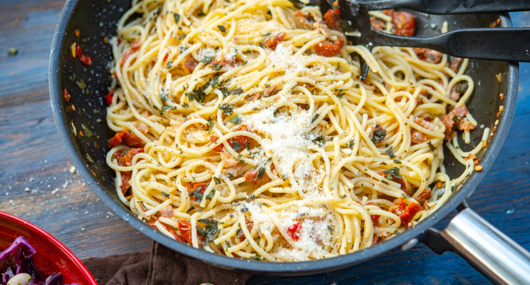 Blanda gärna ihop pastan väl i en stor panna med höga kanter, kastrull eller skål. 