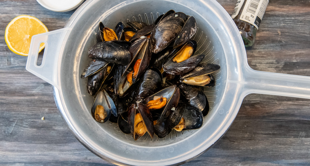 Ta upp musslorna och koka ner musselbuljongen medan du kokar pastan. Smaka av buljongen med salt och peppar. 