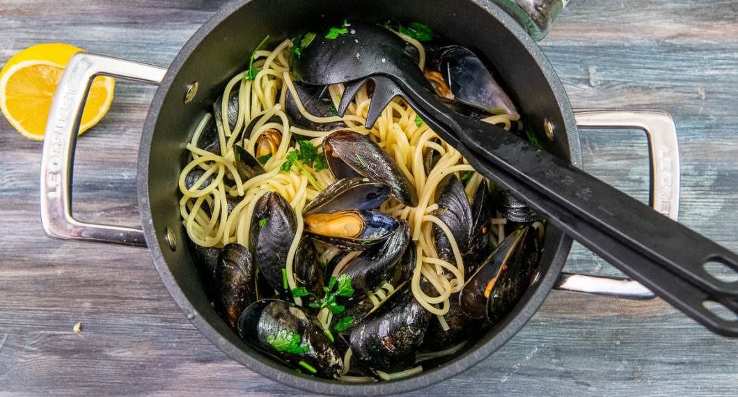 Blanda musslorna med buljongen, spagetti, persilja och parmesan. 