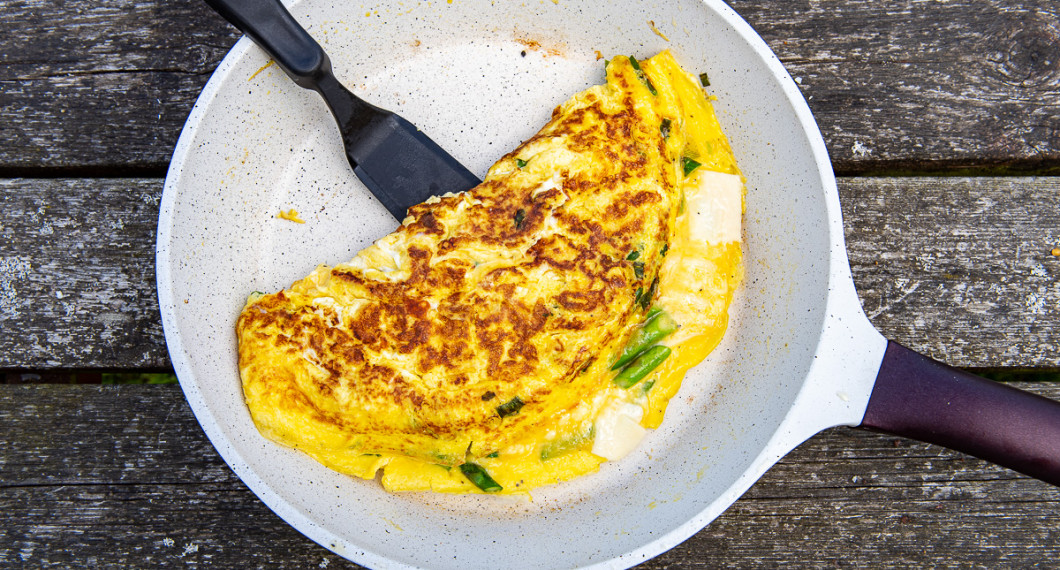 Lägg på mozzarella och hälften av parmesanen samt pecorinon och vik ihop. 