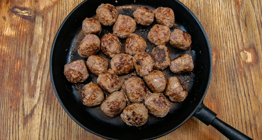 Älgköttbullarna får steka klart i en gjutjärnspanna på spisen på låg värme eller i ugnen ca 10 minuter på 200 grader. 