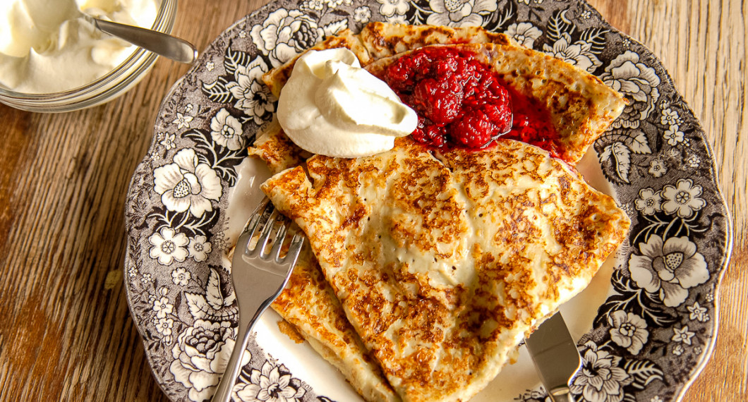 Pannkakor är goda med hallonsylt och lättvispad grädde eller liknande. 