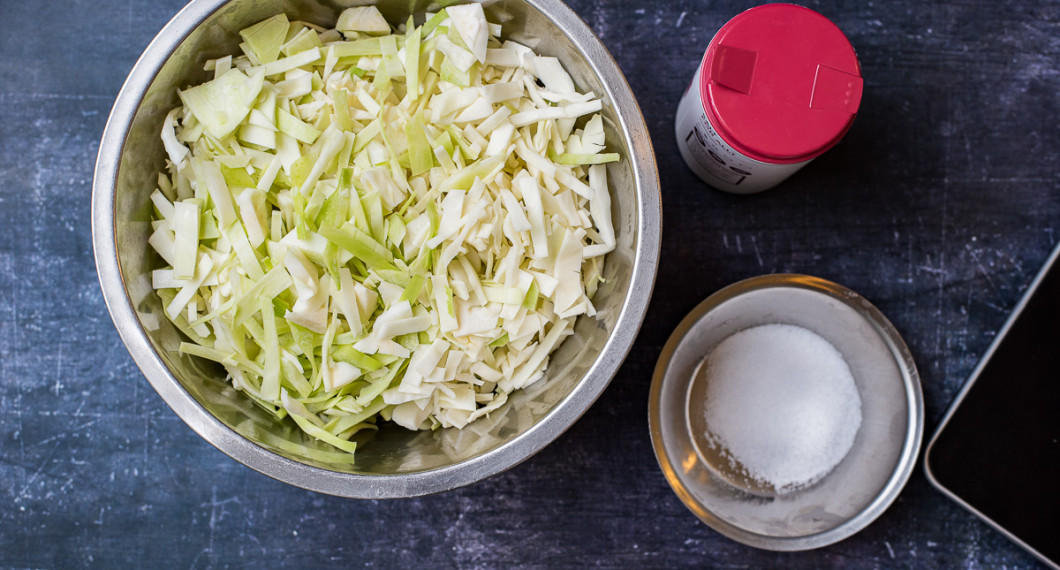 Väg vitkålen och beräkna mängden salt - 1,5 %. Till 1 kg blir det 15 gram salt. 