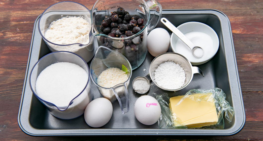 Ingredienser till svartvinbärskakan: Socker, vetemjöl, ägg, kokosflingor, frysta svarta vinbär, vaniljsocker, pärlsocker, salt och smör. 