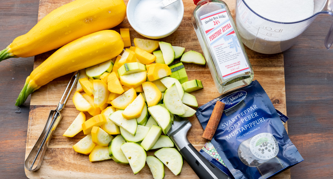 Ingredienser för att sylta zucchini - gul och grön zucchini, ättika, socker, kanel, kryddnejlika, svartpeppar och citron. 