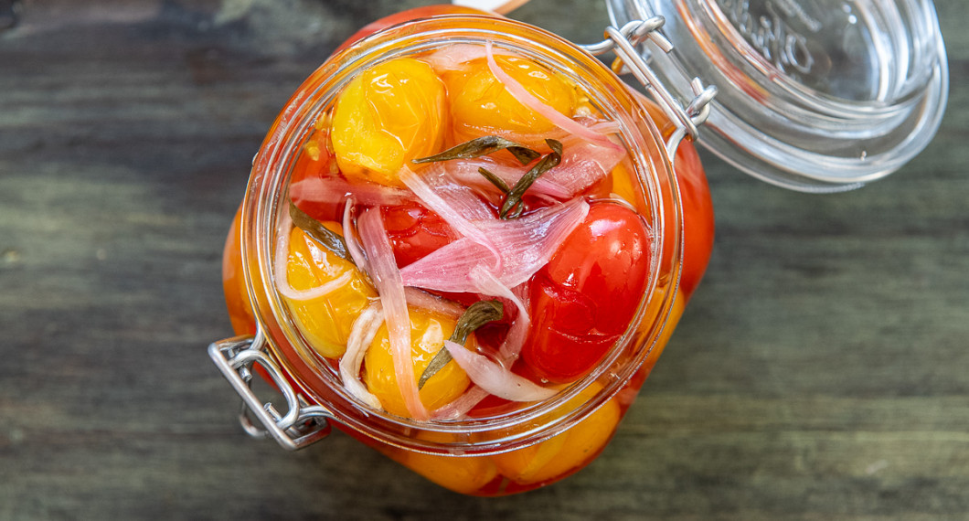 Lägg över tomaterna i en glasburk och häll över lagen. 