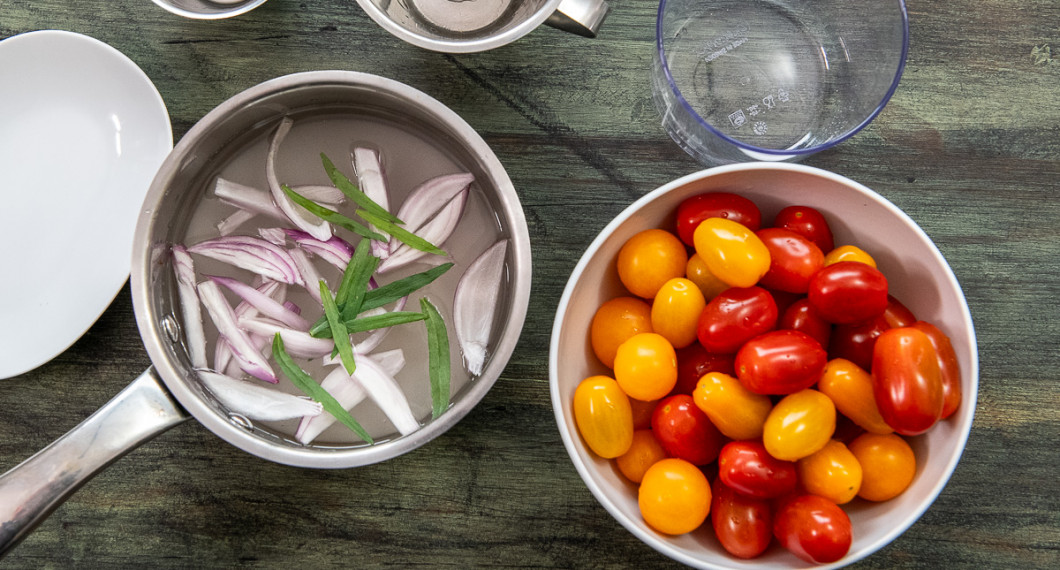 Mät upp ingredienserna till lagen i en kastrull. 