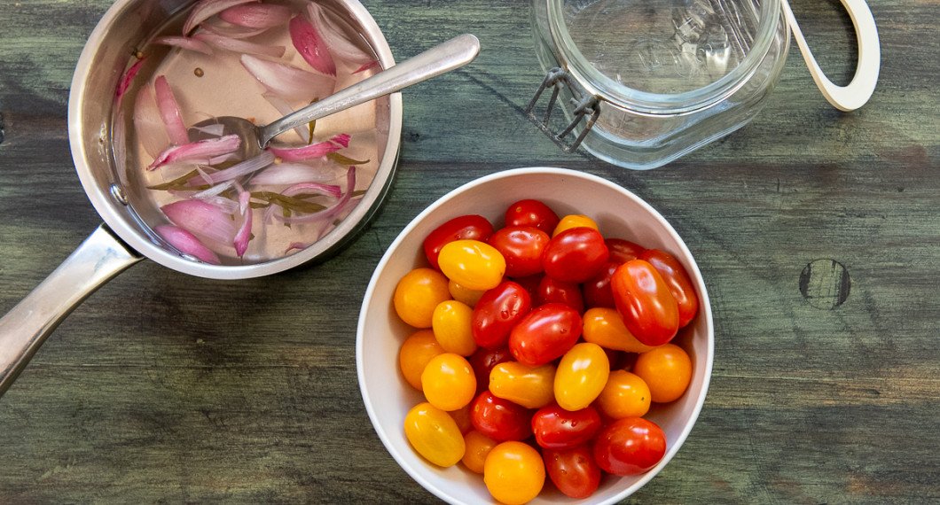 Koka upp och rör så sockret löser sig. Lägg i tomaterna och koka upp. 