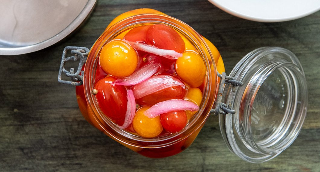 Lägg tomaterna i glasburken och häll över lagen. Sätt på lock direkt. Låt svalna.