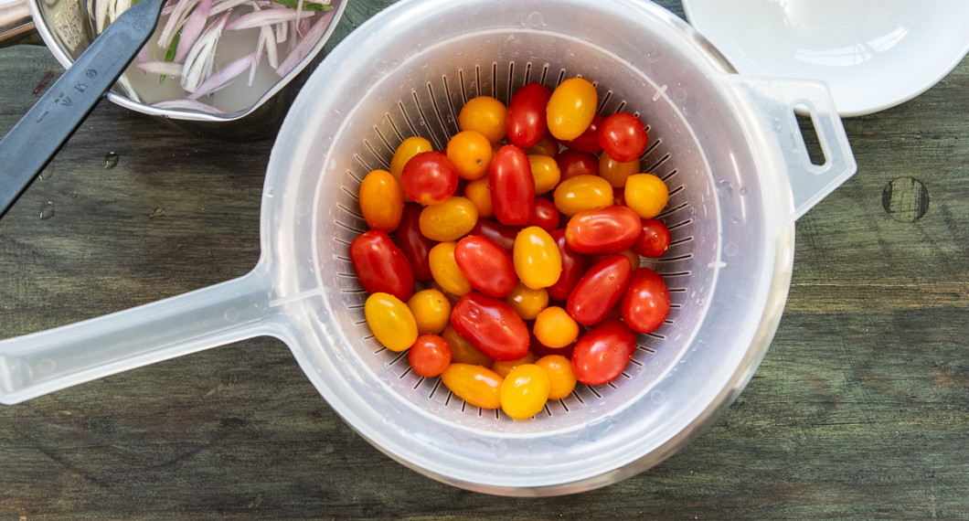Skölj tomaterna. 