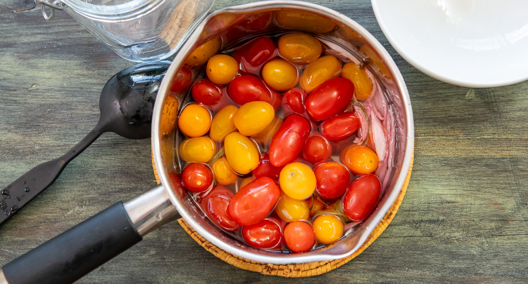 Lägg i tomaterna och koka upp. 