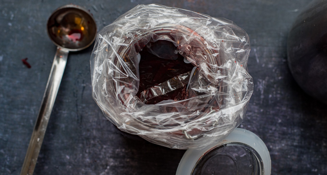 Tryck ner rödbetorna under vätskan och lägg en plastpåse över som du fyller med lite saltlag så den tynger ner rödbetorna. 